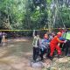 Petugas gabungan mengevakuasi jenazah korban dari sungai di kawasan Desa Sukopuro Malang dalam proses penyelidikan kasus pembunuhan.