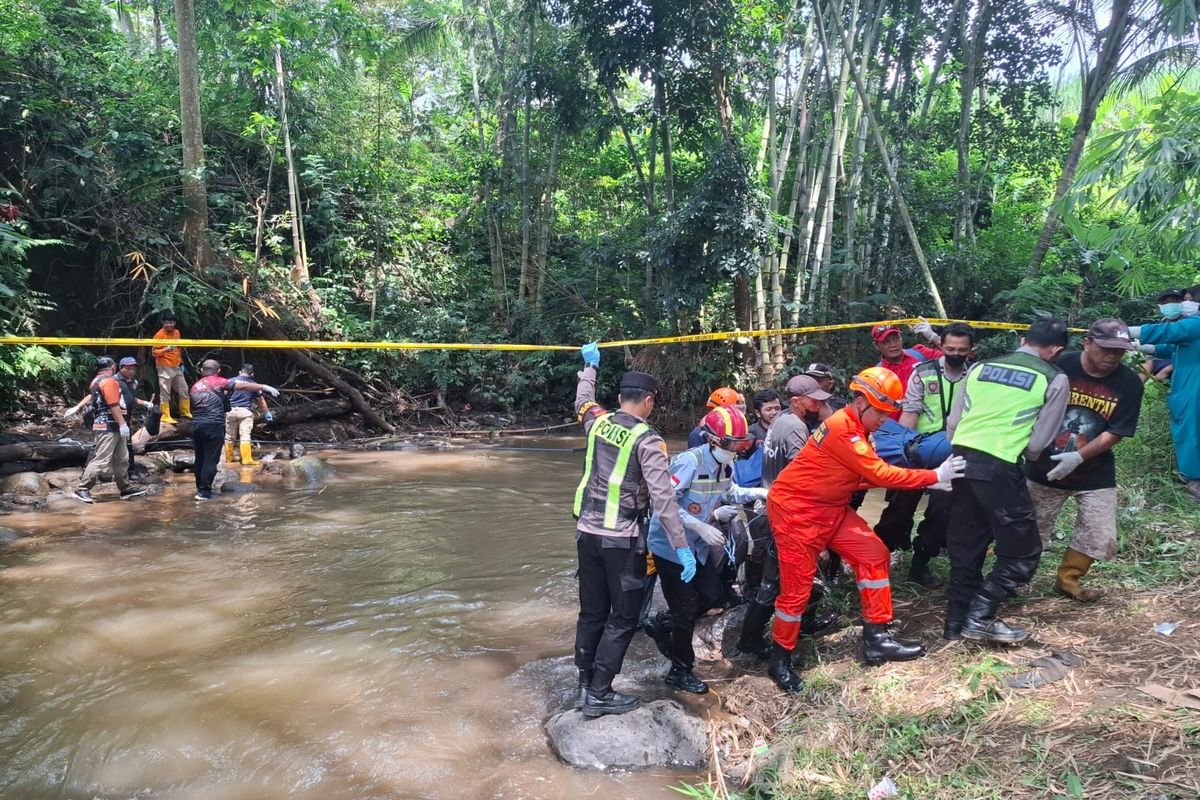 Petugas gabungan mengevakuasi jenazah korban dari sungai di kawasan Desa Sukopuro Malang dalam proses penyelidikan kasus pembunuhan.
