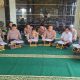 Personel Polres HSU membaca Al-Qur’an saat kegiatan tadarus Ramadan bersama Mabes Polri di masjid Polres Hulu Sungai Utara.