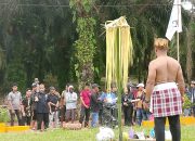 BREAKING NEWS — Ketegangan Memanas di Kintap, Ratusan Warga Gelar Aksi dan Ritual Adat di Kantor Perusahaan Sawit