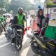 Petugas SPBU mengisi BBM motor ojek online menggunakan layanan MyPertamina saat promo diskon Pertamax berlangsung.