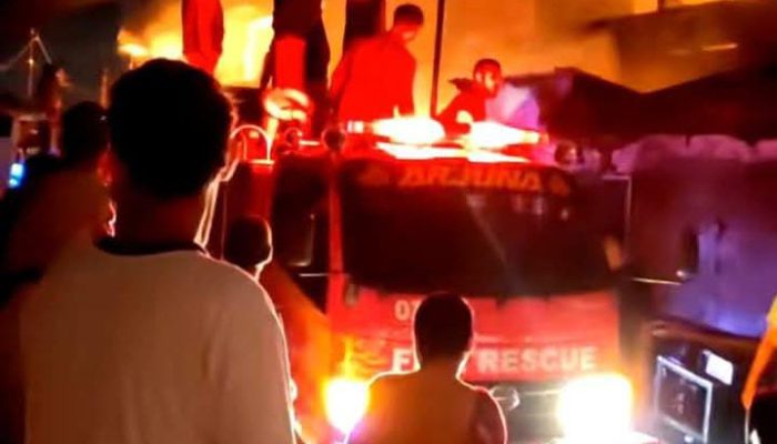 BREAKING NEWS: Kebakaran Hebat Hanguskan Pasar Rebo Purwakarta Dini Hari, Warga Panik dan Terdengar Ledakan