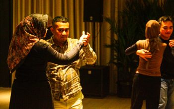 Komunitas salsa Jakarta menari bersama saat kegiatan ngabuburit Ramadan 2026 di dalam ruangan.
