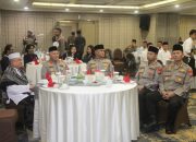 Kapolda Kalsel mengikuti acara buka puasa bersama mahasiswa dan tokoh masyarakat dalam kegiatan silaturahmi Ramadan di Hotel Rattan Inn Banjarmasin.