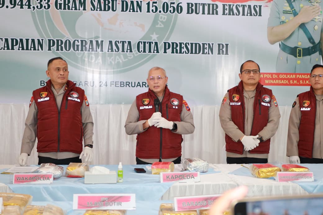 Kapolda Kalsel konferensi pers pengungkapan 29,9 kg sabu dan 15 ribu ekstasi jaringan narkoba antarprovinsi di Mapolda Kalimantan Selatan.