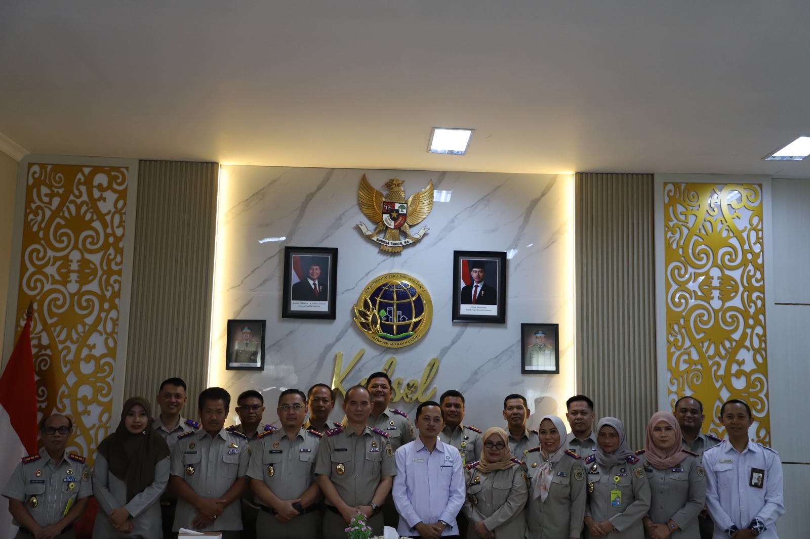 Foto bersama jajaran BPN Kalimantan Selatan dan Kantor Pertanahan daerah dalam kegiatan penyerahan hasil penilaian pelayanan publik Ombudsman RI di Banjarbaru.