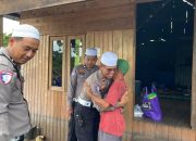 Polisi Datangi Rumah Warga Saat Ramadan, Satlantas Polres HSU Bagikan Takjil dan Sembako