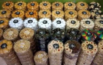 Aneka kue kering seperti nastar, putri salju, dan kastengel hasil produksi UMKM di Sumedang untuk memenuhi pesanan Lebaran.