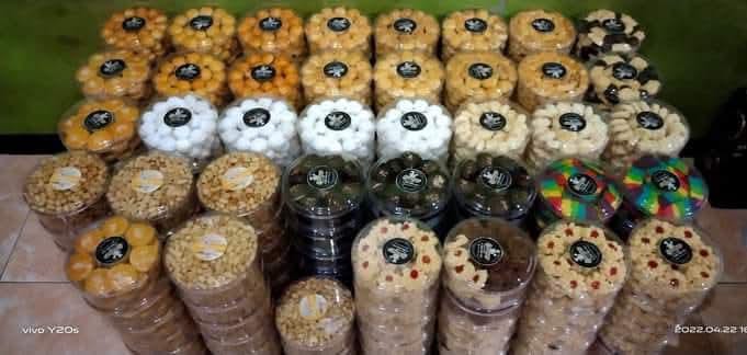 Aneka kue kering seperti nastar, putri salju, dan kastengel hasil produksi UMKM di Sumedang untuk memenuhi pesanan Lebaran.