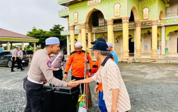 Kegiatan bakti religi Satlantas Polres Tanah Laut saat membersihkan dan menyerahkan alat kebersihan di Masjid Al Hijriah Angsau, Pelaihari.