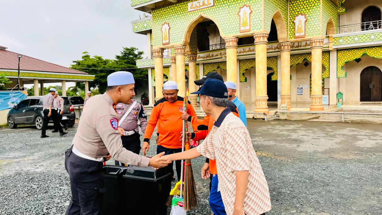 Kegiatan bakti religi Satlantas Polres Tanah Laut saat membersihkan dan menyerahkan alat kebersihan di Masjid Al Hijriah Angsau, Pelaihari.