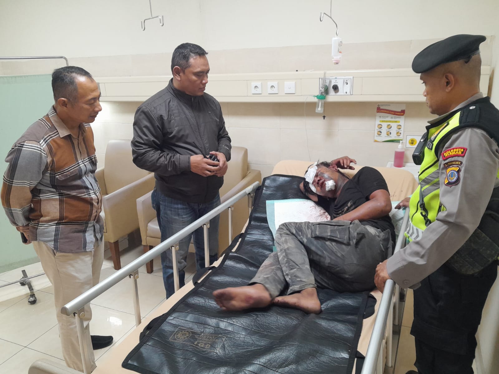 Korban penusukan juru parkir di Jalan Godean Sleman mendapat perawatan di rumah sakit dengan pengawasan petugas kepolisian.