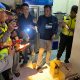 Petugas kepolisian mengecek botol minuman keras ilegal yang disita dalam operasi penindakan miras di Banguntapan, Bantul.