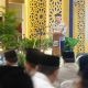 Kapolda Kalsel memberikan santunan anak yatim saat acara peringatan Nuzulul Qur’an dan buka puasa bersama di Polda Kalsel Banjarbaru.