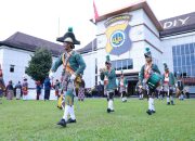 Peserta kirab budaya memakai pakaian adat berjalan di halaman Mapolda DIY membawa pesan damai dan ajakan menolak kekerasan di Yogyakarta.