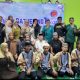 Foto bersama manajemen Indocement Tarjun, wartawan, dan anak panti usai kegiatan santunan dan buka puasa bersama di Kotabaru.