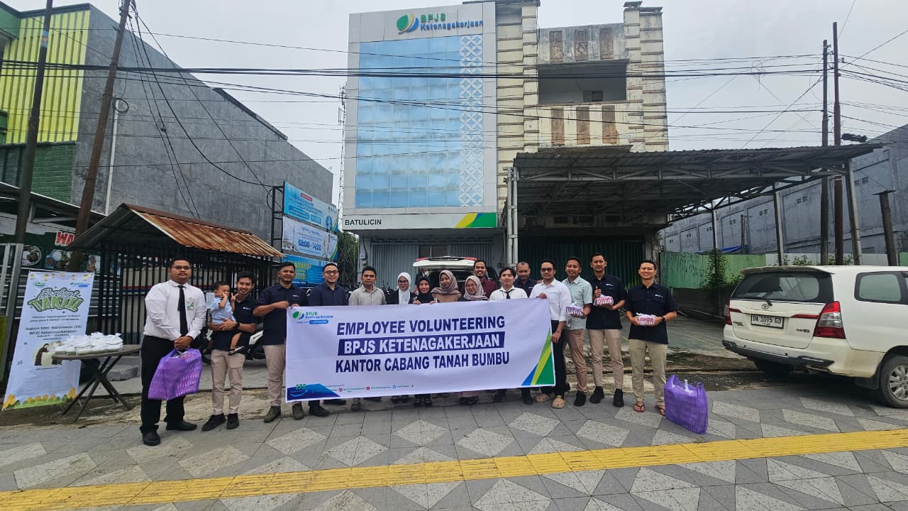 Karyawan BPJS Ketenagakerjaan Batulicin bersiap membagikan takjil Ramadan dalam kegiatan employee volunteering di Tanah Bumbu.