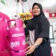 Pelanggan memegang tabung Bright Gas 5,5 kg di agen LPG Pertamina sebagai bagian promo Ramadan Pertamina Patra Niaga.