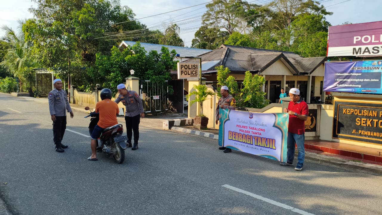 Anggota Polsek Tanta membagikan takjil Ramadan kepada masyarakat dan pengendara di wilayah Kecamatan Tanta, Tabalong.