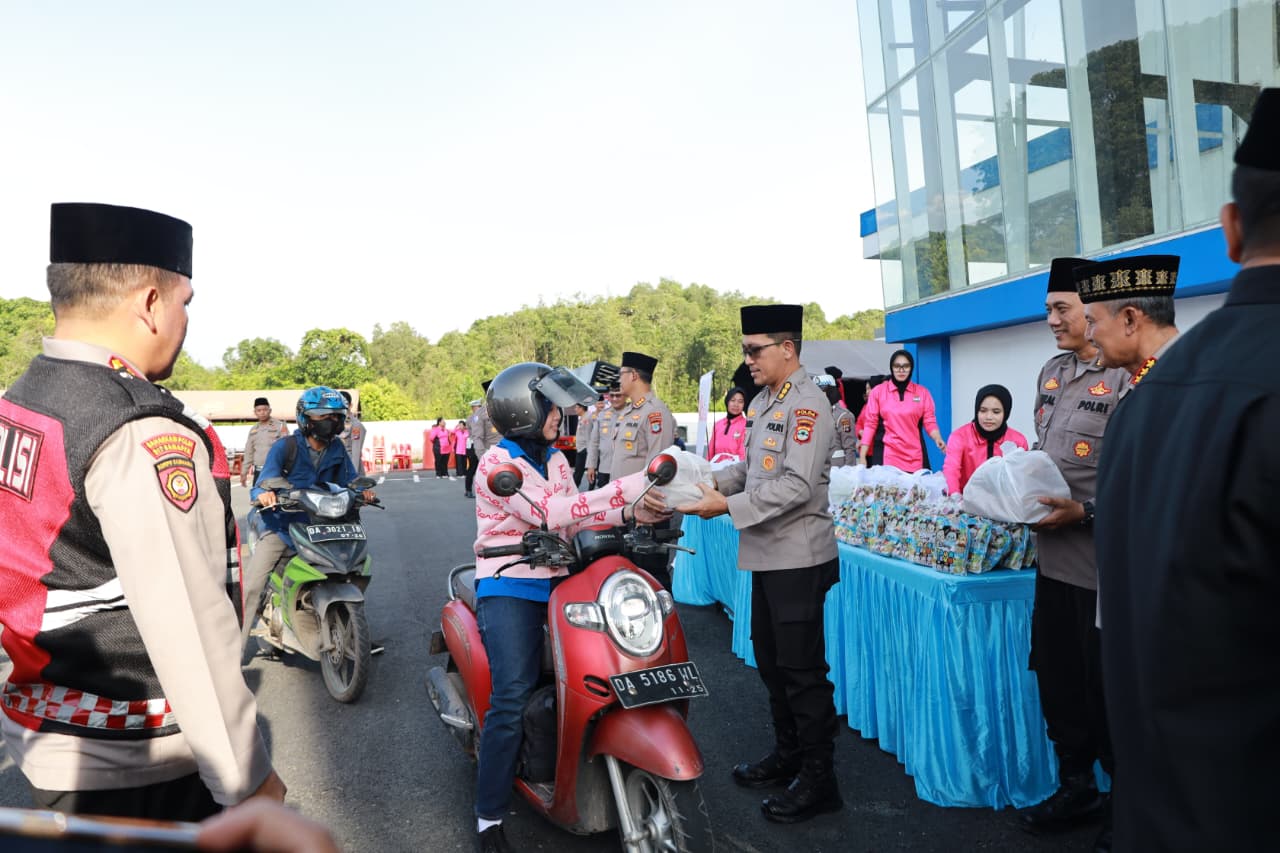 Kapolda Kalsel bersama mahasiswa membagikan takjil gratis kepada pengendara di Km 21 Banjarbaru saat kegiatan sosial Ramadan.