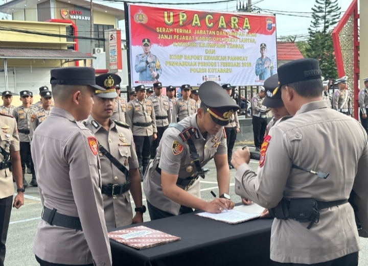 Upacara korps raport dan serah terima jabatan pejabat utama Polres Kotabaru periode Februari 2026 di Lapangan Apel Mapolres Kotabaru.