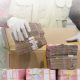 Barang bukti uang tunai Rp1,5 miliar yang ditunjukkan penyidik KPK dalam pengungkapan kasus dugaan suap restitusi pajak di Banjarmasin.