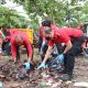 Personel Polres Banjar melakukan aksi bersih-bersih sampah di Terminal PPS Sekumpul Martapura bersama Dinas Kebersihan Kabupaten Banjar.