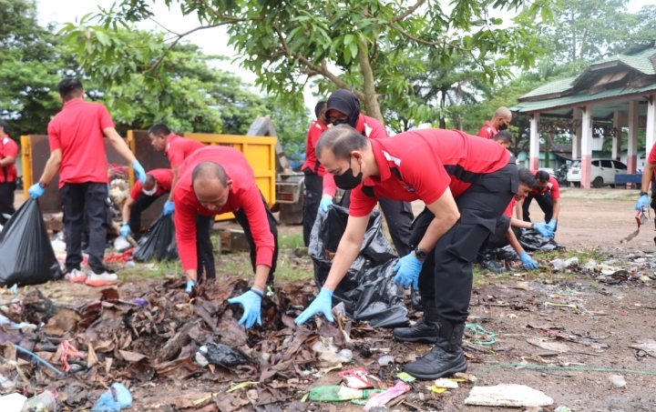 Personel Polres Banjar melakukan aksi bersih-bersih sampah di Terminal PPS Sekumpul Martapura bersama Dinas Kebersihan Kabupaten Banjar.