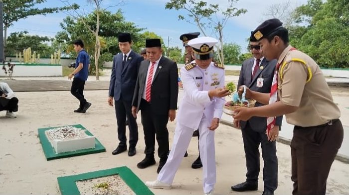 Wakil Ketua I DPRD Tanah Bumbu dan Forkopimda melakukan tabur bunga di pusara pahlawan saat peringatan Hari Pahlawan 7 Februari di TMP Tanah Bumbu