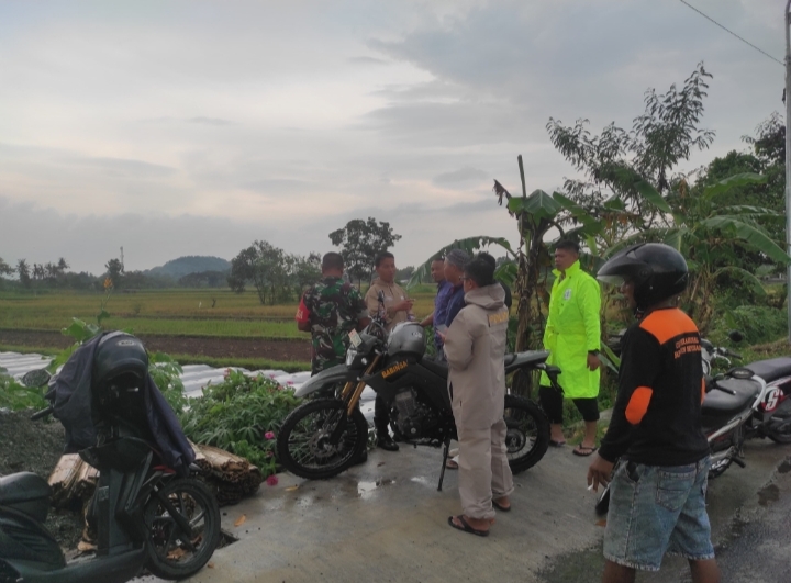 Petugas dan warga berada di lokasi persawahan Seyegan Sleman menindaklanjuti kejadian sambaran petir.