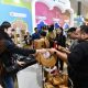 Pengunjung membeli produk kerajinan di booth UMKM binaan Pertamina pada pameran INACRAFT 2026 di JCC Jakarta.