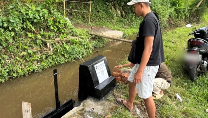 Krisis Air Sawah di Malang Terurai, Mahasiswa UMM Bangun Pintu Irigasi Cegah Potensi Konflik Petani
