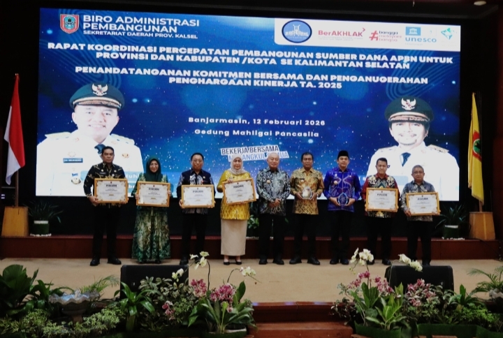 Sekretaris Daerah Kabupaten Kotabaru H. Eka Saprudin menerima penghargaan Kinerja DAK Fisik 2025 dalam acara resmi Pemerintah Provinsi Kalimantan Selatan di Gedung Mahligai Pancasila, Banjarmasin