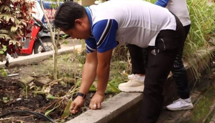 Bukan Razia, Polisi Batola Turun ke Jalan Pungut Sampah di Jumat Berkah