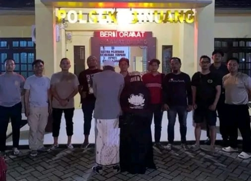 Dua terduga pelaku pencurian pasutri diamankan polisi di depan Mapolsek Anjir Muara Barito Kuala usai penangkapan kasus pencurian viral.