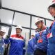 Petugas Pertamina Patra Niaga melakukan pengecekan dan pengujian kualitas BBM di fasilitas Integrated Terminal Jakarta Plumpang.
