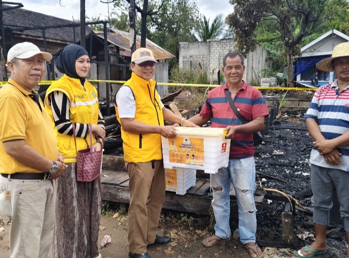 Penyerahan bantuan Partai Golkar kepada korban kebakaran rumah di Desa Lianganggang, Batibati, Tanah Laut.