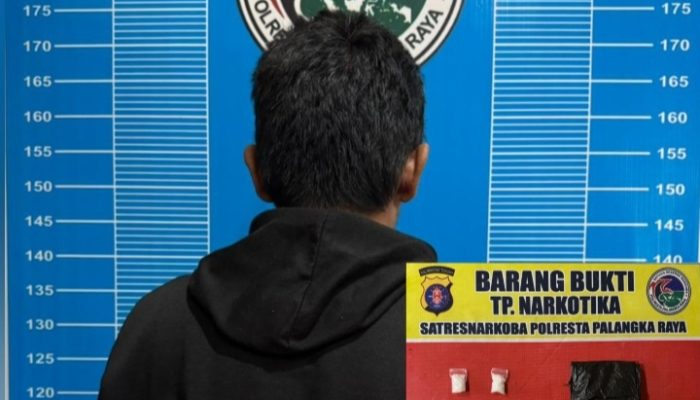 Tersangka kasus narkotika diamankan Satresnarkoba Polresta Palangka Raya dengan barang bukti sabu yang disembunyikan di dalam kasur.