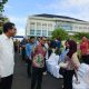 Wali Kota Palangka Raya berbincang dengan warga saat pembukaan layanan penukaran uang baru program SERAMBI 2026 di Kantor Bank Indonesia Kalimantan Tengah.