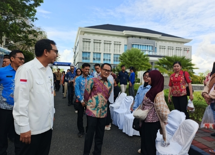 Wali Kota Palangka Raya berbincang dengan warga saat pembukaan layanan penukaran uang baru program SERAMBI 2026 di Kantor Bank Indonesia Kalimantan Tengah.