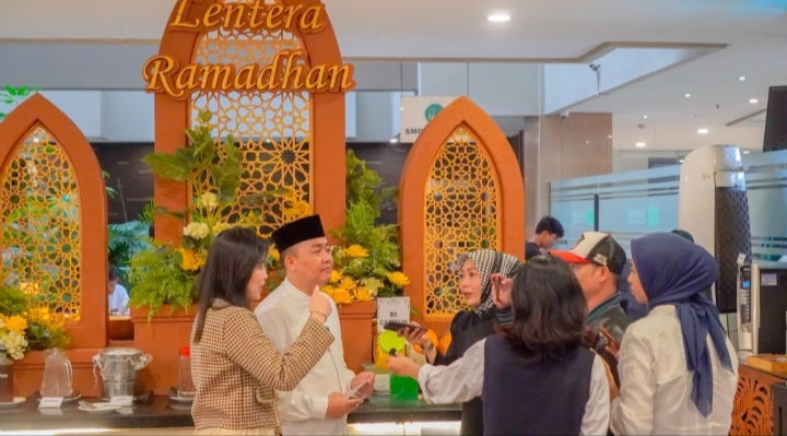 Pengunjung menikmati paket buka puasa all you can eat Lentera Ramadan di Savana Hotel & Convention Malang.