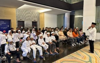 Kegiatan buka puasa bersama anak panti asuhan dalam program sosial Ramadan di ARTOTEL TS Suites Surabaya.