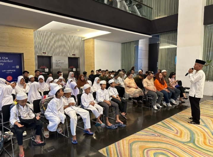 Kegiatan buka puasa bersama anak panti asuhan dalam program sosial Ramadan di ARTOTEL TS Suites Surabaya.