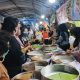 Suasana ramai Pasar Wadai Ramadan di Palangka Raya saat masyarakat antre membeli takjil dan kue tradisional untuk berbuka puasa.