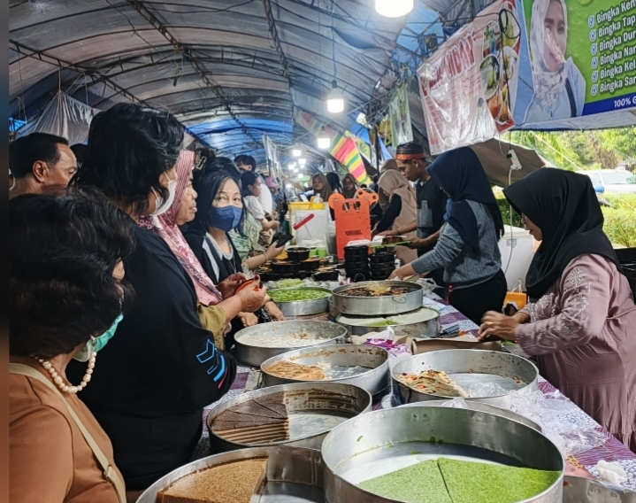 Suasana ramai Pasar Wadai Ramadan di Palangka Raya saat masyarakat antre membeli takjil dan kue tradisional untuk berbuka puasa.