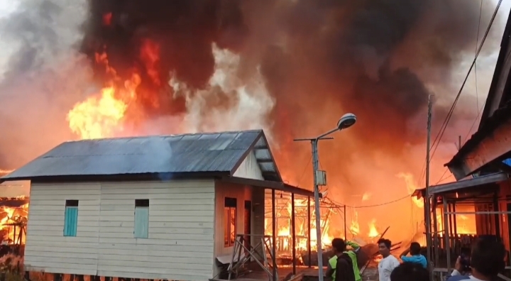 Kebakaran besar menghanguskan rumah warga di kawasan Mendawai Palangka Raya dengan kobaran api dan asap tebal menjelang waktu berbuka puasa.