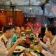 Tamu menikmati hidangan buka puasa bertema Spice Route Iftar di restoran heritage Hotel Tugu Malang dengan menu khas Nusantara.