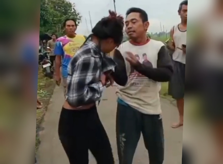 Seorang wanita terduga pelaku pencurian sepeda motor diamankan warga di jalan desa sebelum diserahkan kepada polisi di Majalengka.