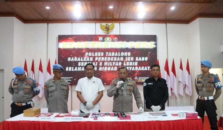 Konferensi pers Polres Tabalong terkait pengungkapan peredaran narkotika jenis sabu dengan barang bukti yang diamankan di Kalimantan Selatan.