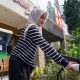 Pengisian daya kendaraan listrik di SPKLU Pertamina melalui program Green Wednesday yang memberikan bonus bagi pengguna EV.